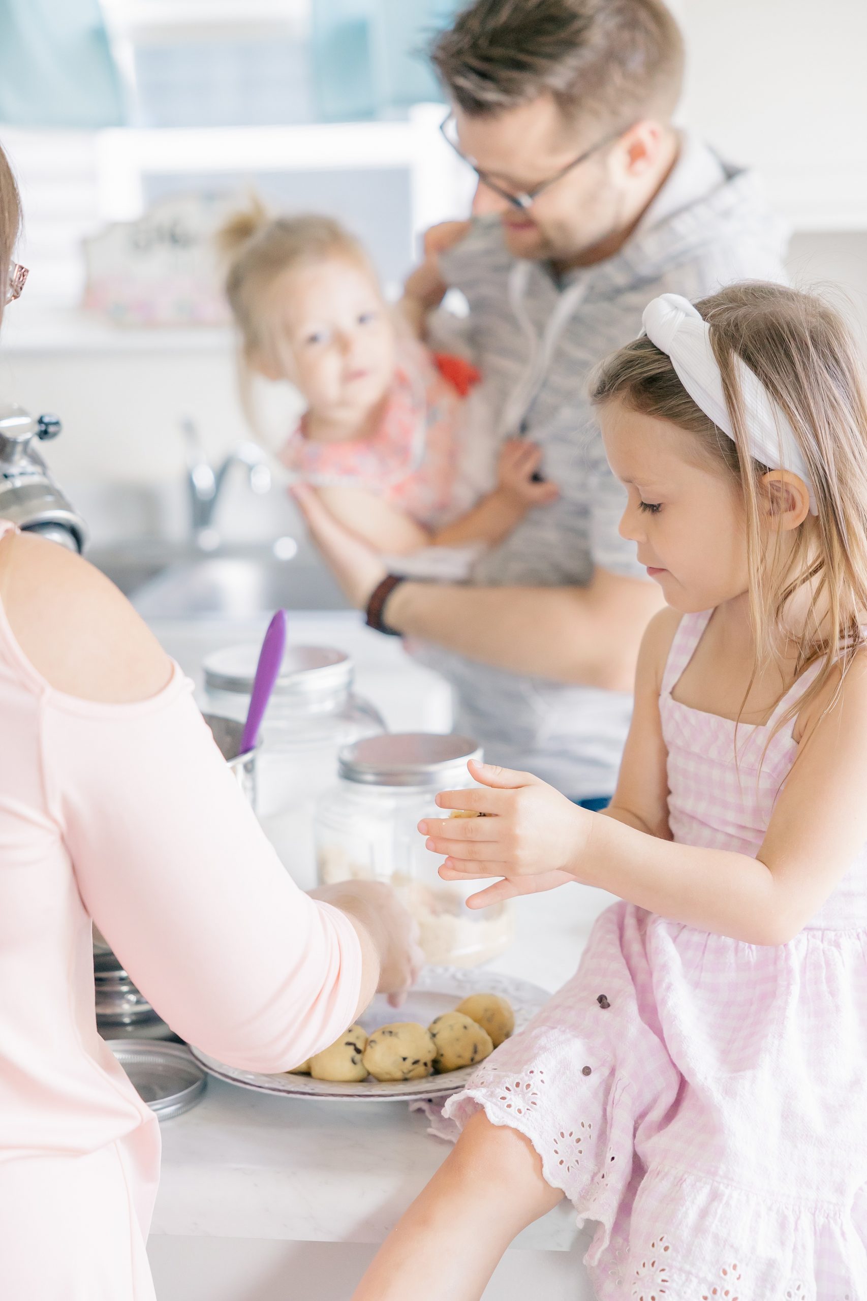 tips for your photography session family baking in kitchen